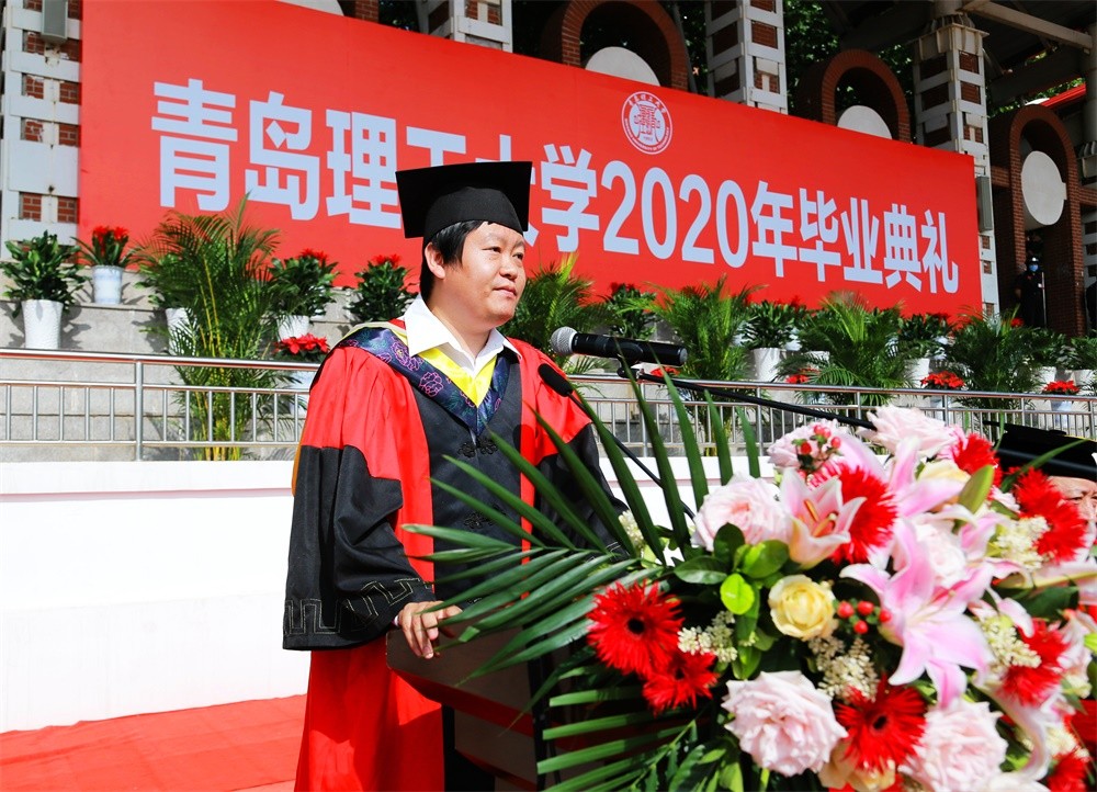 土木工程学院教授、博士生导师侯东帅作为教师代表发言