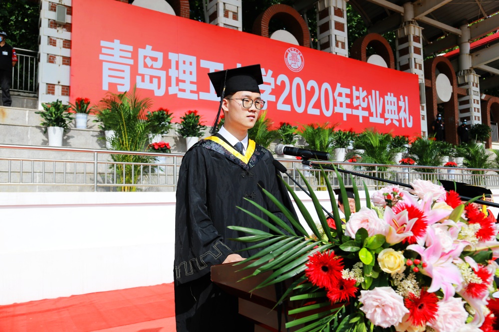 管理工程学院贾儒彬代表毕业生发言