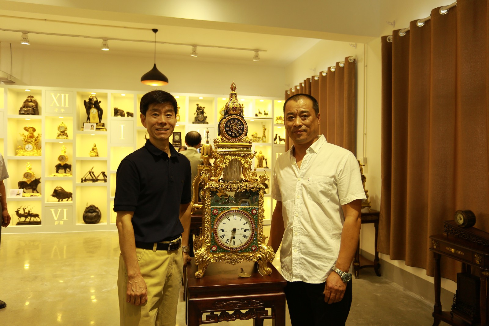 故宫钟表修复师王津（左）来交流参观