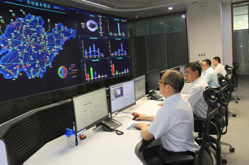 6月22日，山东电力交易中心工作人员正在查看电力用户情况。段德咏 摄