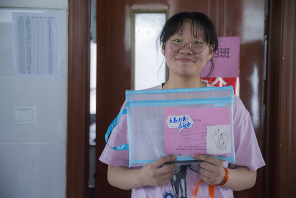 临沂七中高三、四班考生刘宁特别喜欢学校发放的文件袋，“王者归来”是七中校长孟庆远的亲笔签名祝福。