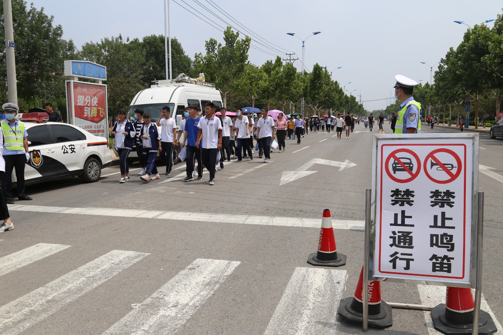7月7日，在滨州市沾化区第一中学考点外，沾化交警在设置的禁止通行提示牌边维护交通秩序