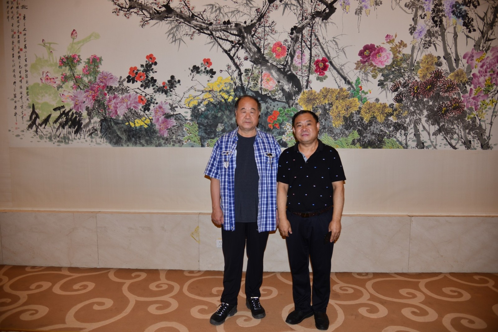 本报记者与莫言（左）