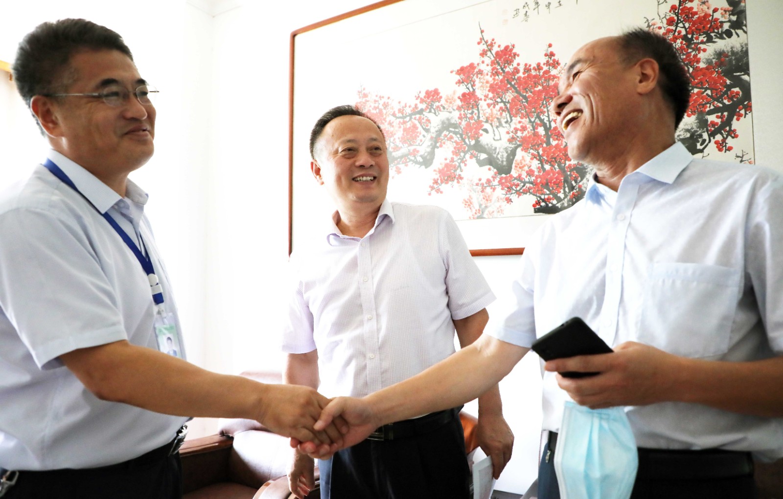 淄博市传染病医院院长毛立亭对刘景春表示祝贺。