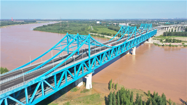 济乐高速南延项目过黄河大桥。