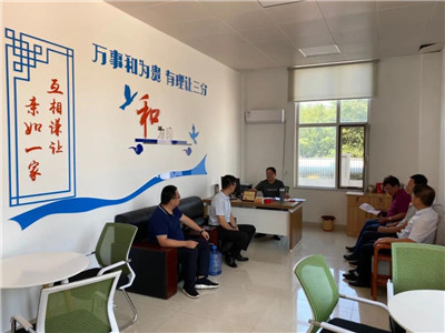 李震（左三）对一起案件进行调解