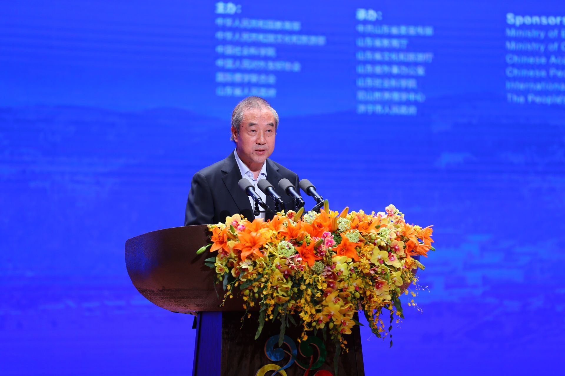 大众报业·大众日报客户端|尼山论坛丨“有朋自远方来，高铁三小时就到了”