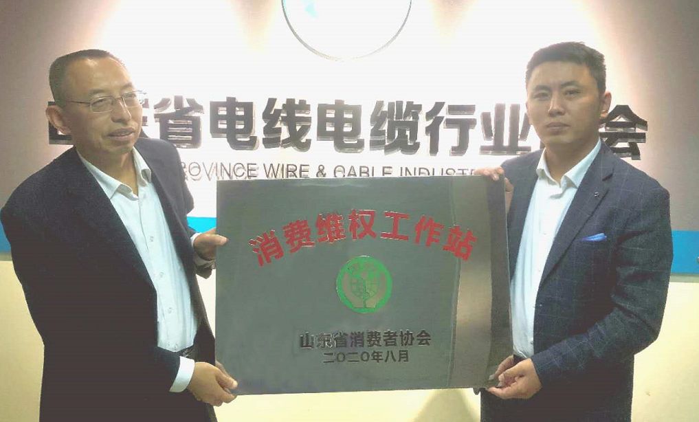 省消协秘书长尹强民为协会颁授消费维权工作站牌匾。