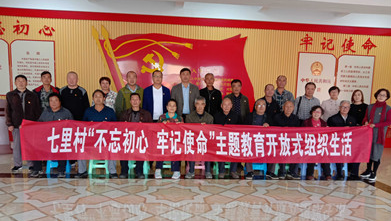 部分党员在北苏社区“以人民为中心服务群众教育点”过开放式组织生活。（资料照片）