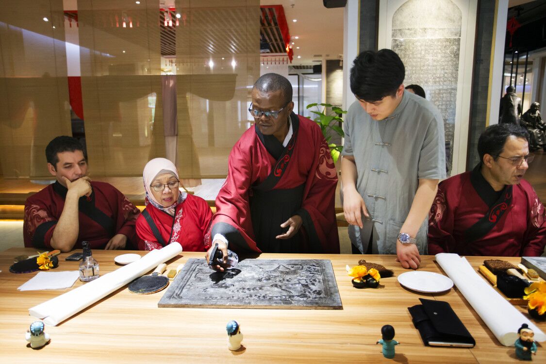 一带一路国家游客在孔子学院总部基地体验儒家文化