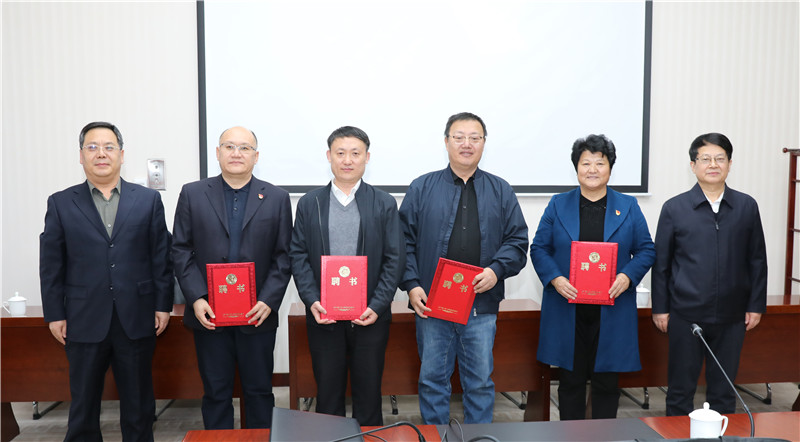 大众报业集团党委常委、副总编辑王修滋、徐庆光为与会嘉宾颁发聘书。