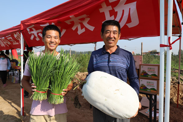 2020年9月19日在崔寨街道东辛村黄河滩区脱贫攻坚农业综合体“黄河人家千亩荷塘”项目现场举办的“易安杯”农民丰收节。