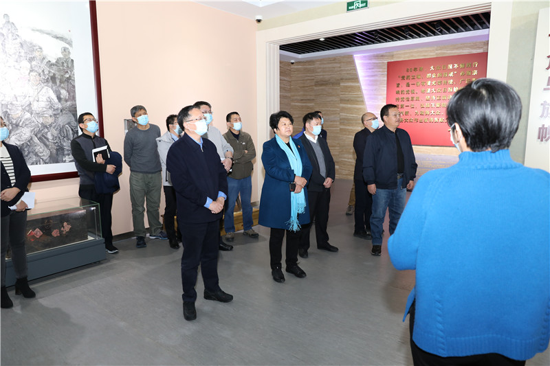 与会人员参观大众日报社史馆。