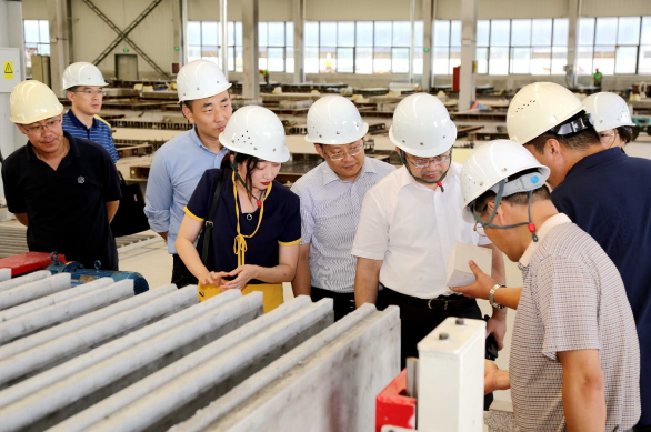 郭思瑶教授（左四）研发的新型轻质建材体系在鑫隆集团得以应用并转产