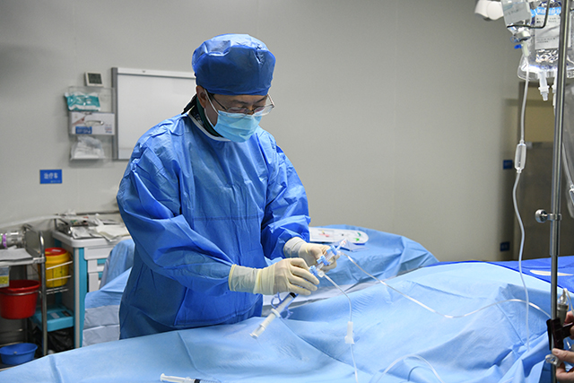 淄博市市立医院(临淄区人民医院)心脏科一病区主任郑贯中，正在使用降价后的冠脉支架，为患者进行手术。(记者 张春晓 报道)