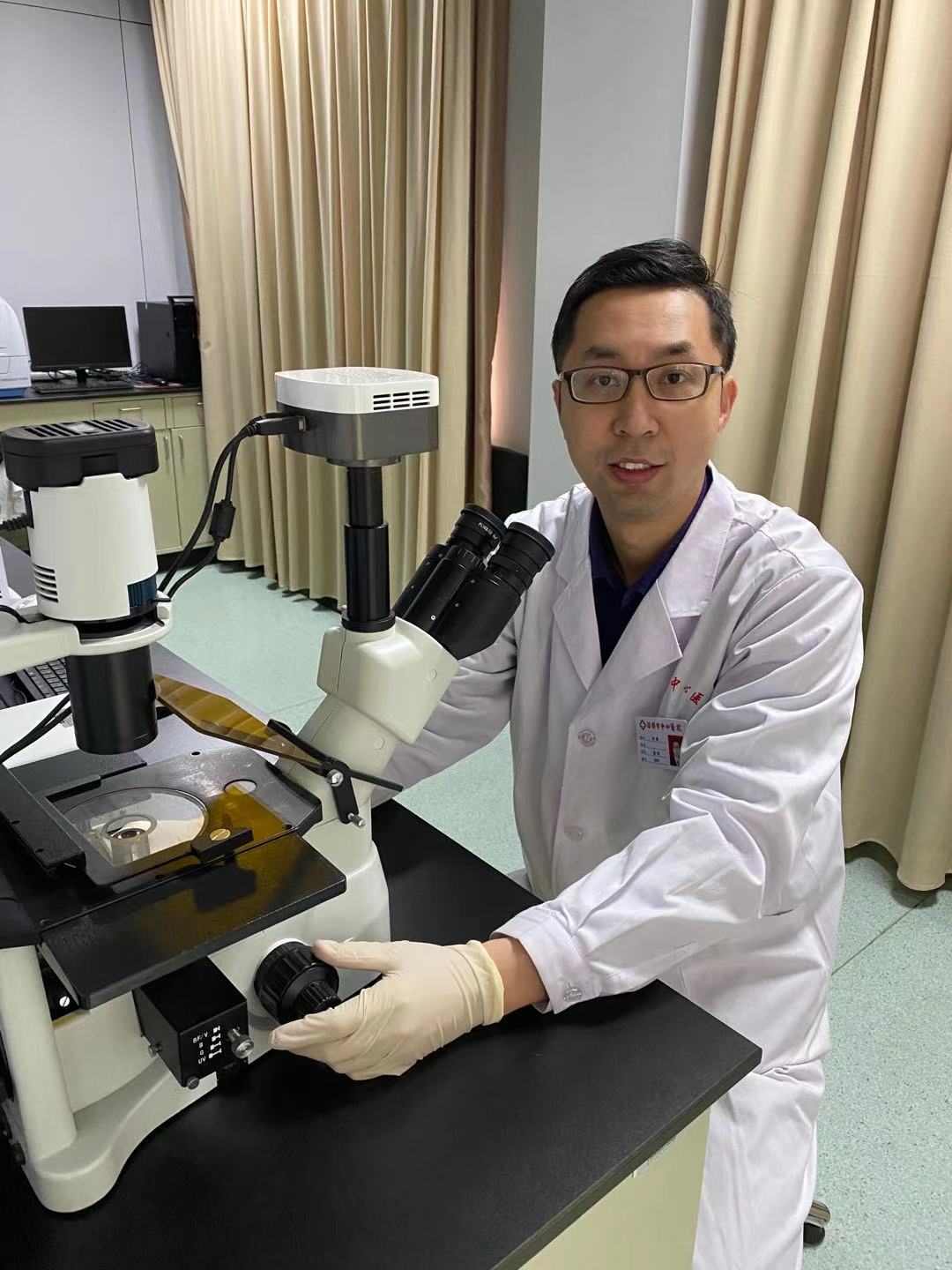 刘奎在工作中，他是淄博市中心医院2020年引进的19名博士之一。 图片由受访者提供