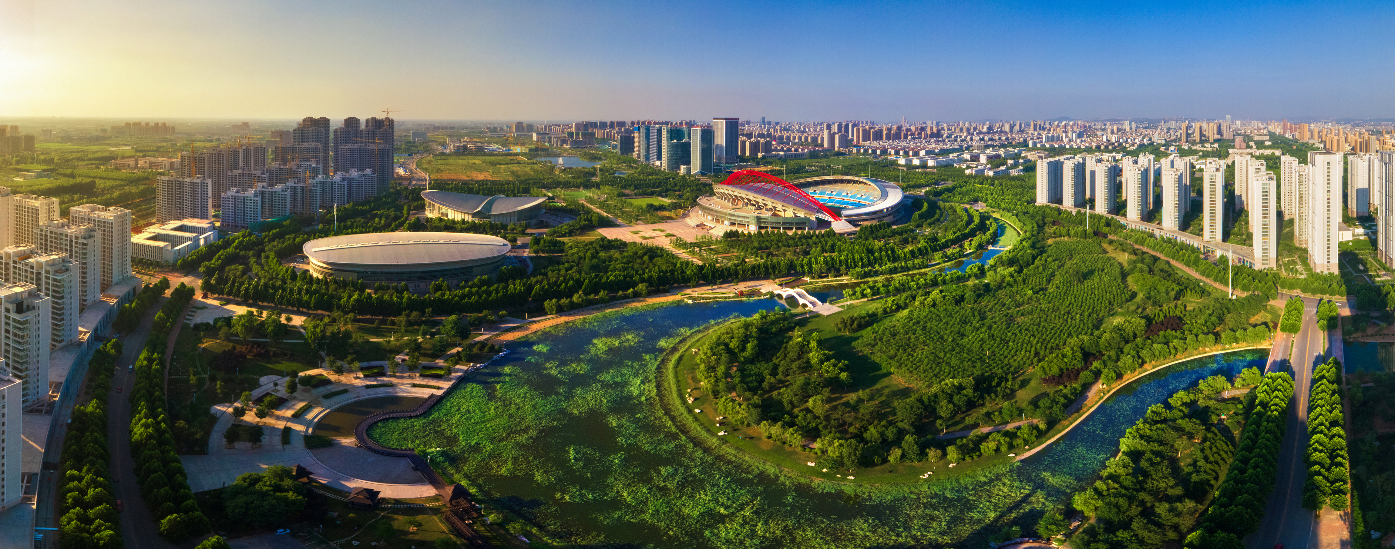 航拍淄博市体育中心。打造公园城市、提升品质活力，淄博正在变得越来越精致。资料图片