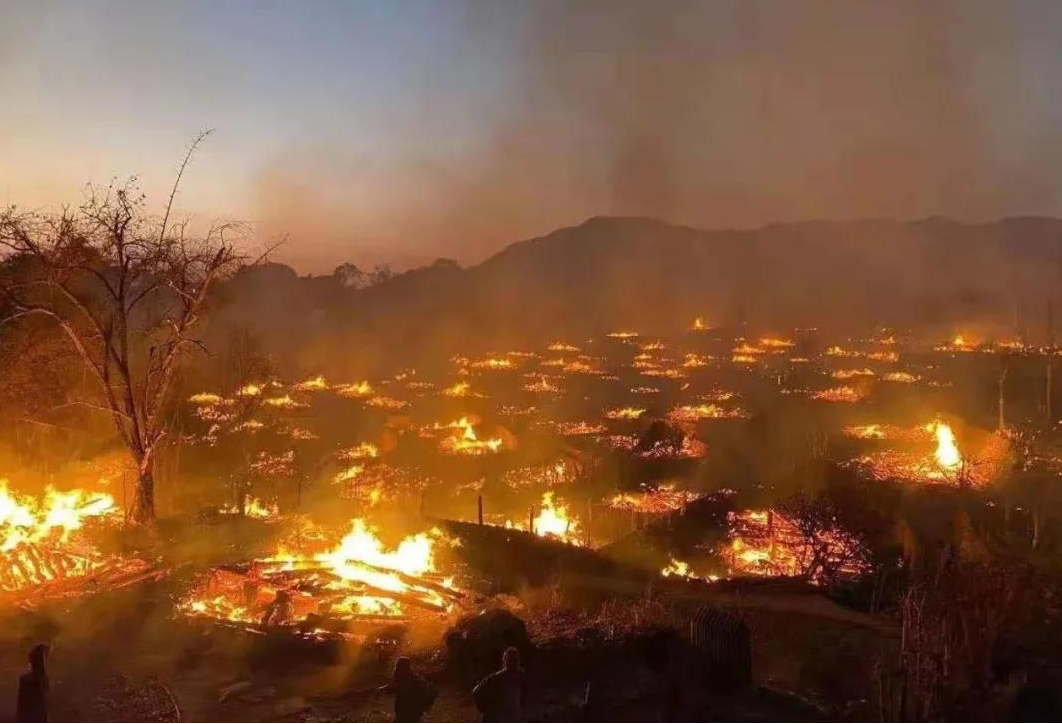 翁丁古寨2月14日火灾现场。图片来源网络。
