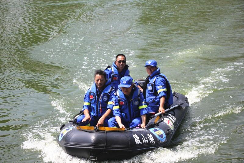 朱恒顺驾冲锋舟和救援队员在湖上巡逻