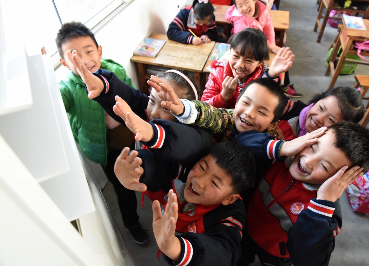 沂南县砖埠镇中心小学，孩子们在温暖的教室里学习，在空调前取暖玩耍。