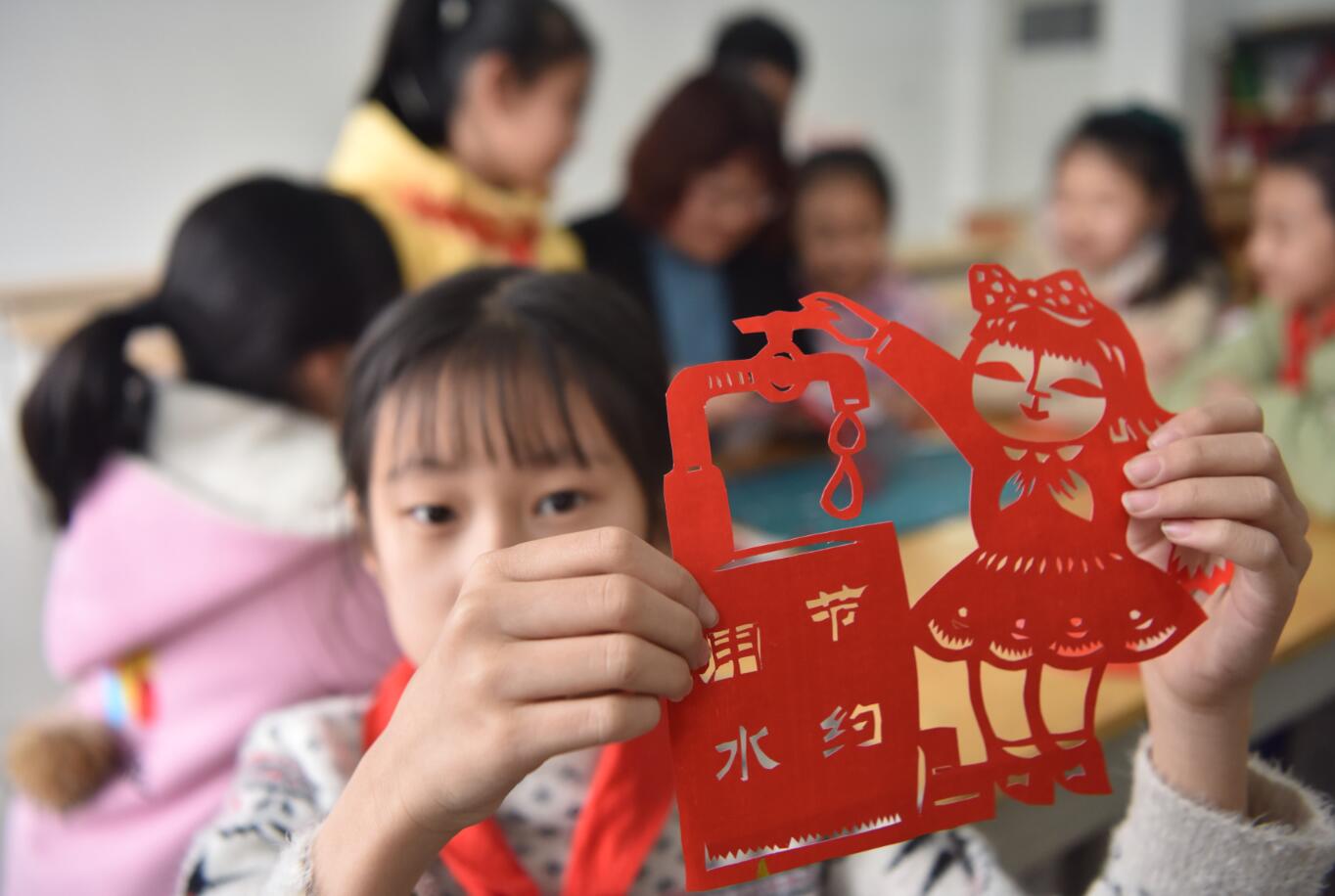3月19日,山东省高密市第四实验小学的师生展示"节水"题材的剪纸作品.