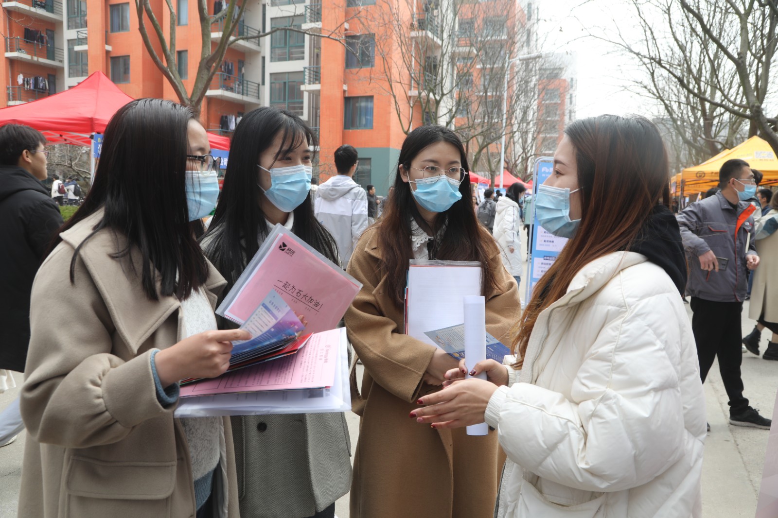 毕业生向用人单位咨询岗位情况 