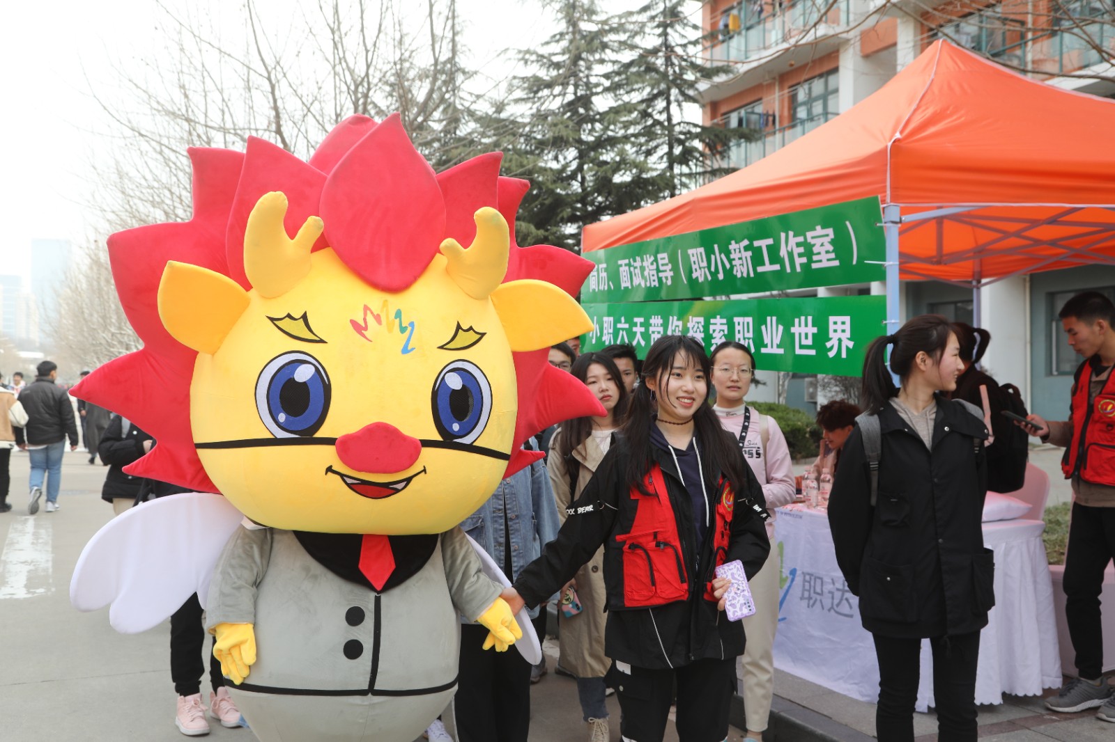 吉祥物“小新”带领低年级同学提前探职场  （记者 张晓帆 通讯员 杨安 报道）