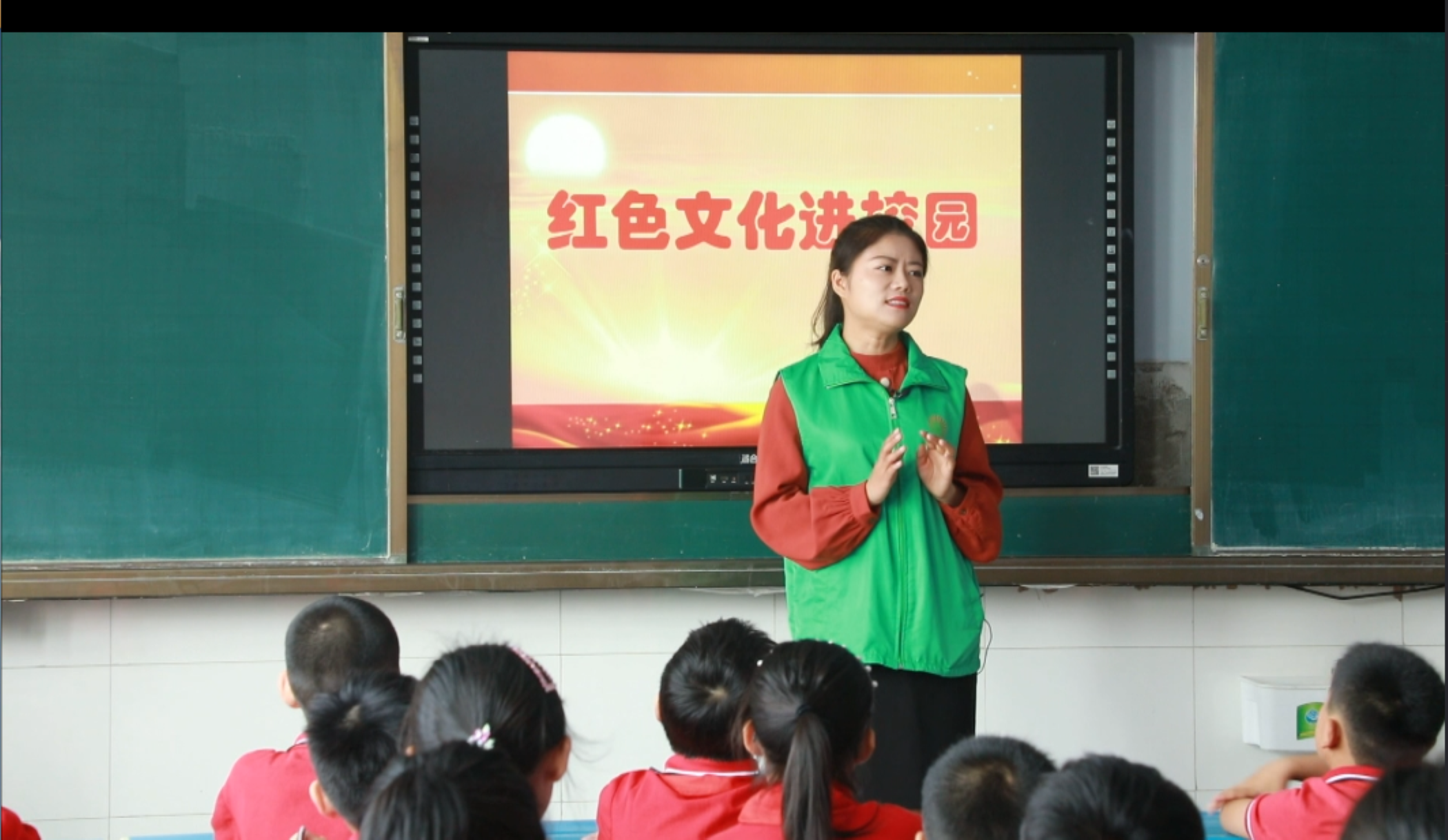 讲解员李聪在大青山脚下的抗大小学为孩子们讲述红色故事