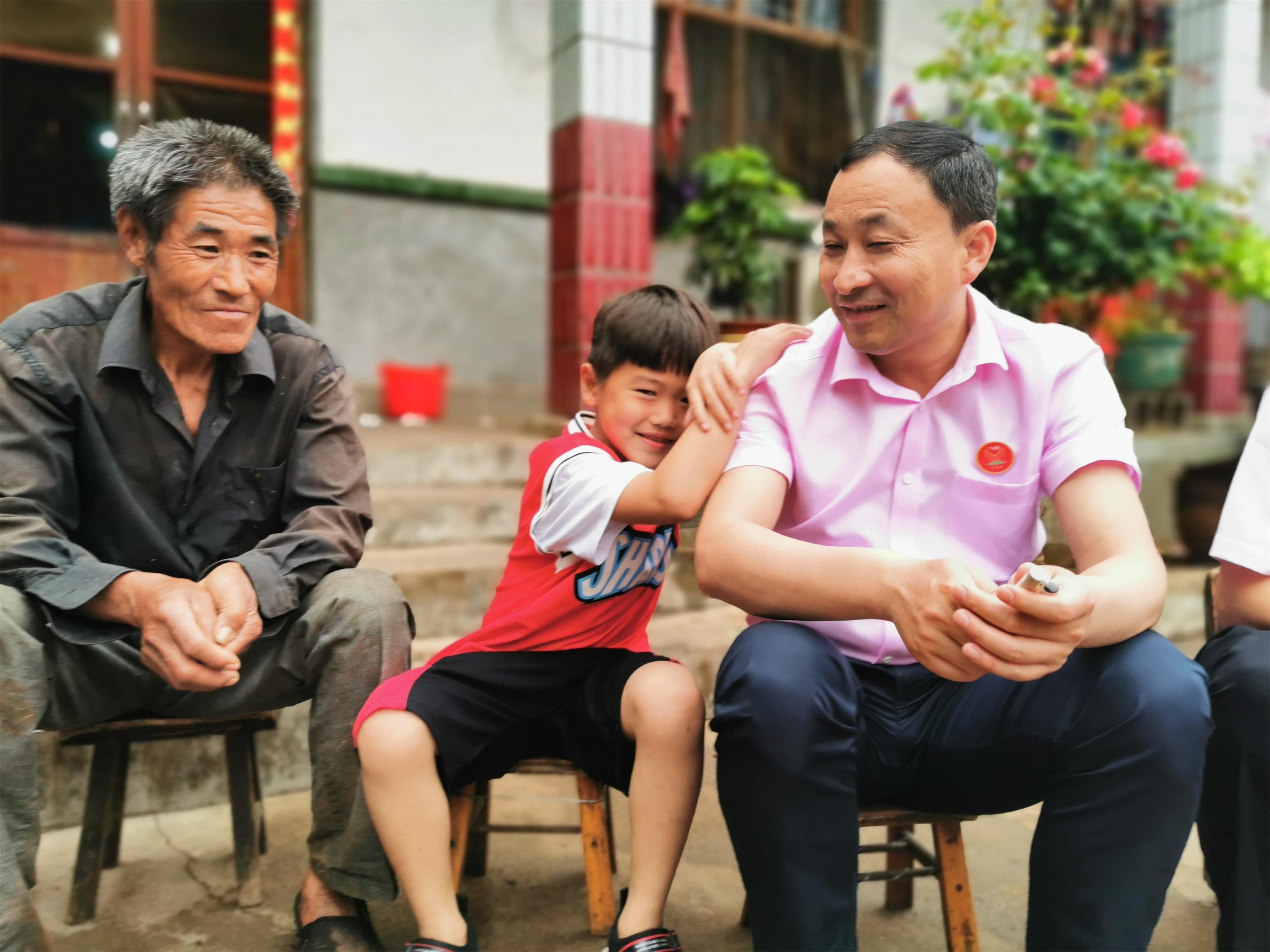 服务团团长徐军走访孤贫儿童。