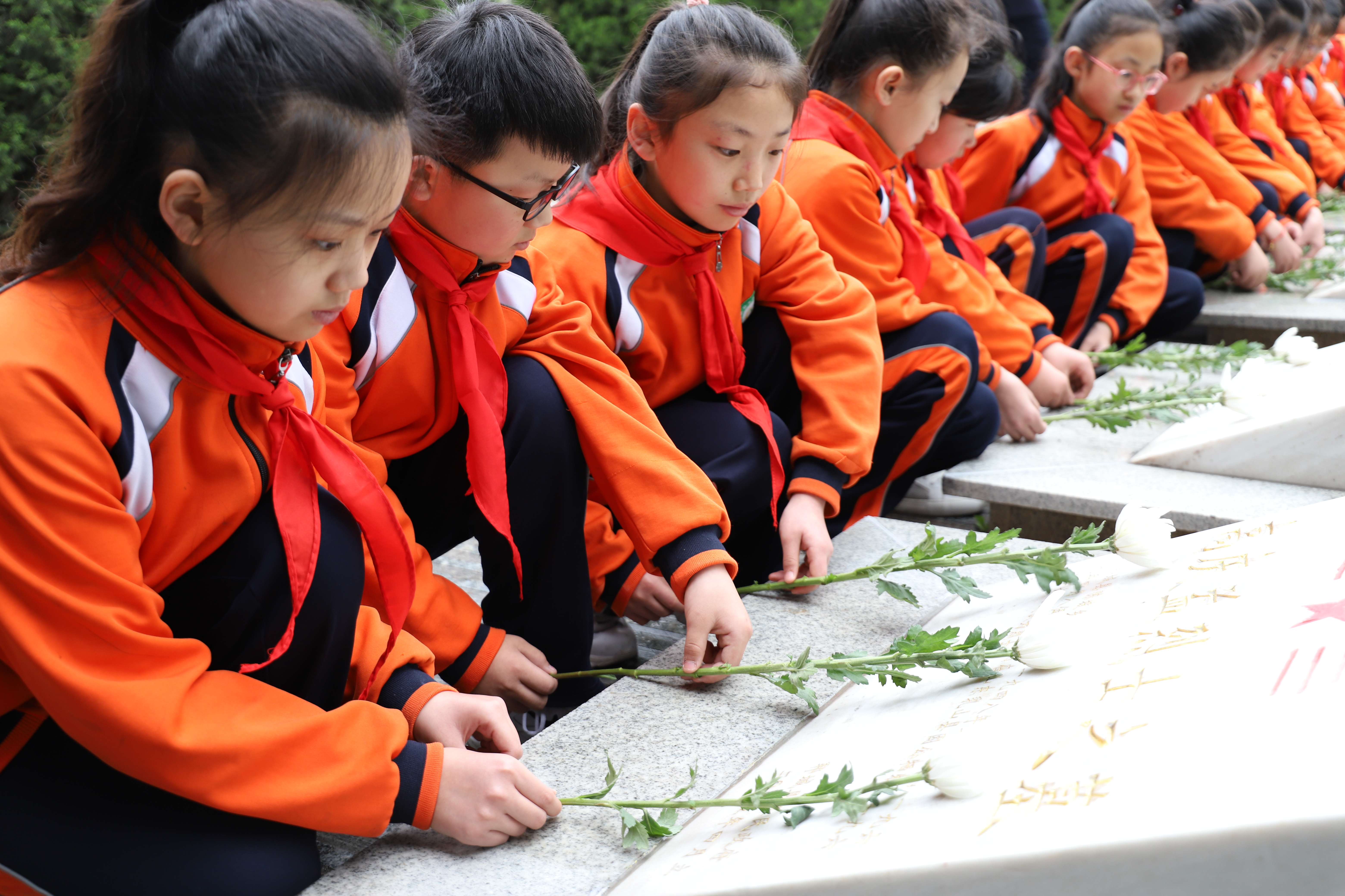 4月2日，郓城县少先队员在给烈士献花。（记者 王兆锋 通讯员 孟照瑞 杨静  报道）