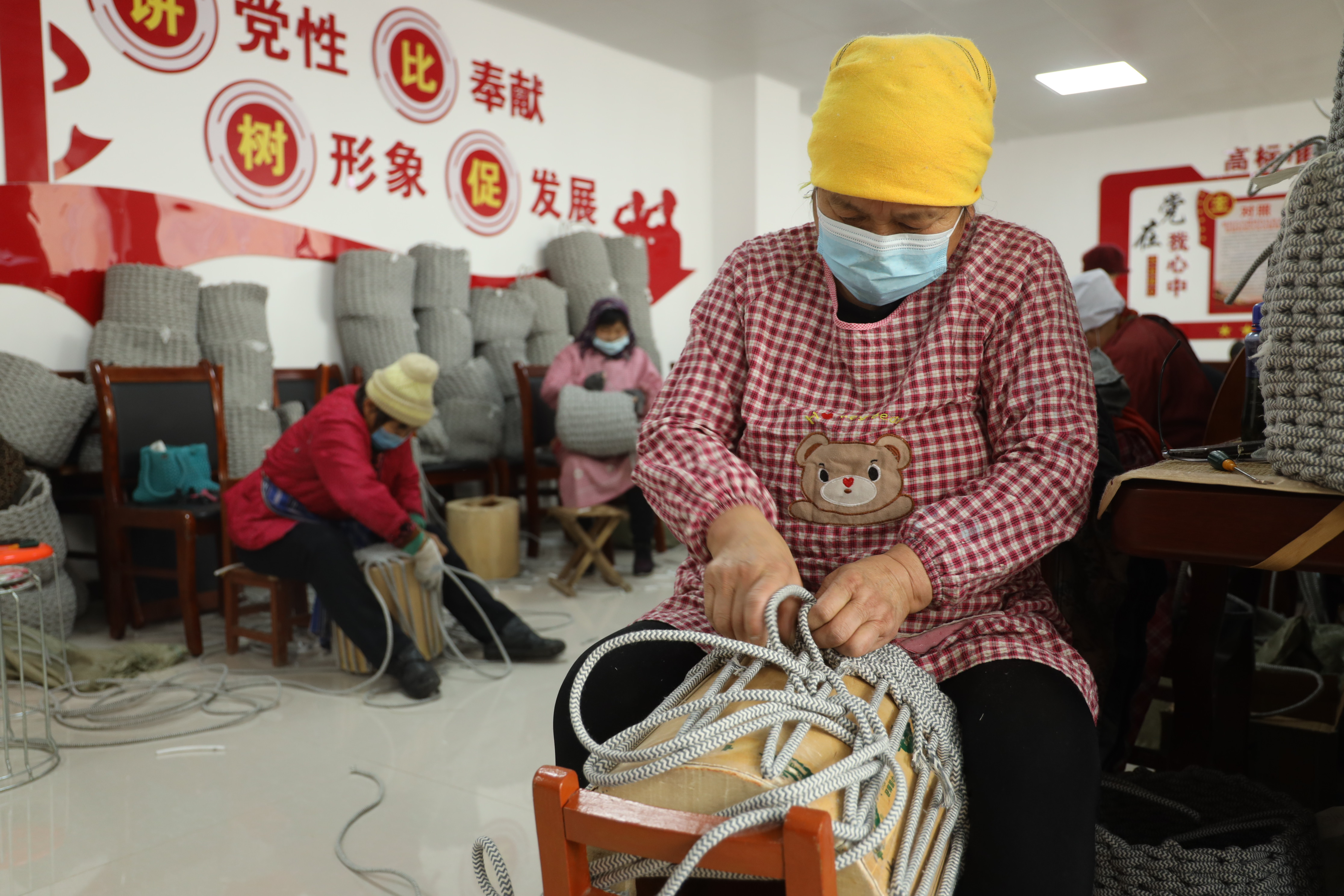 东平县九顶社区为群众培训编制手工吊篮，解决闲散劳动力就业问题。