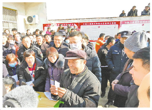 梁山县小路口镇马岔河村村民组团选房。