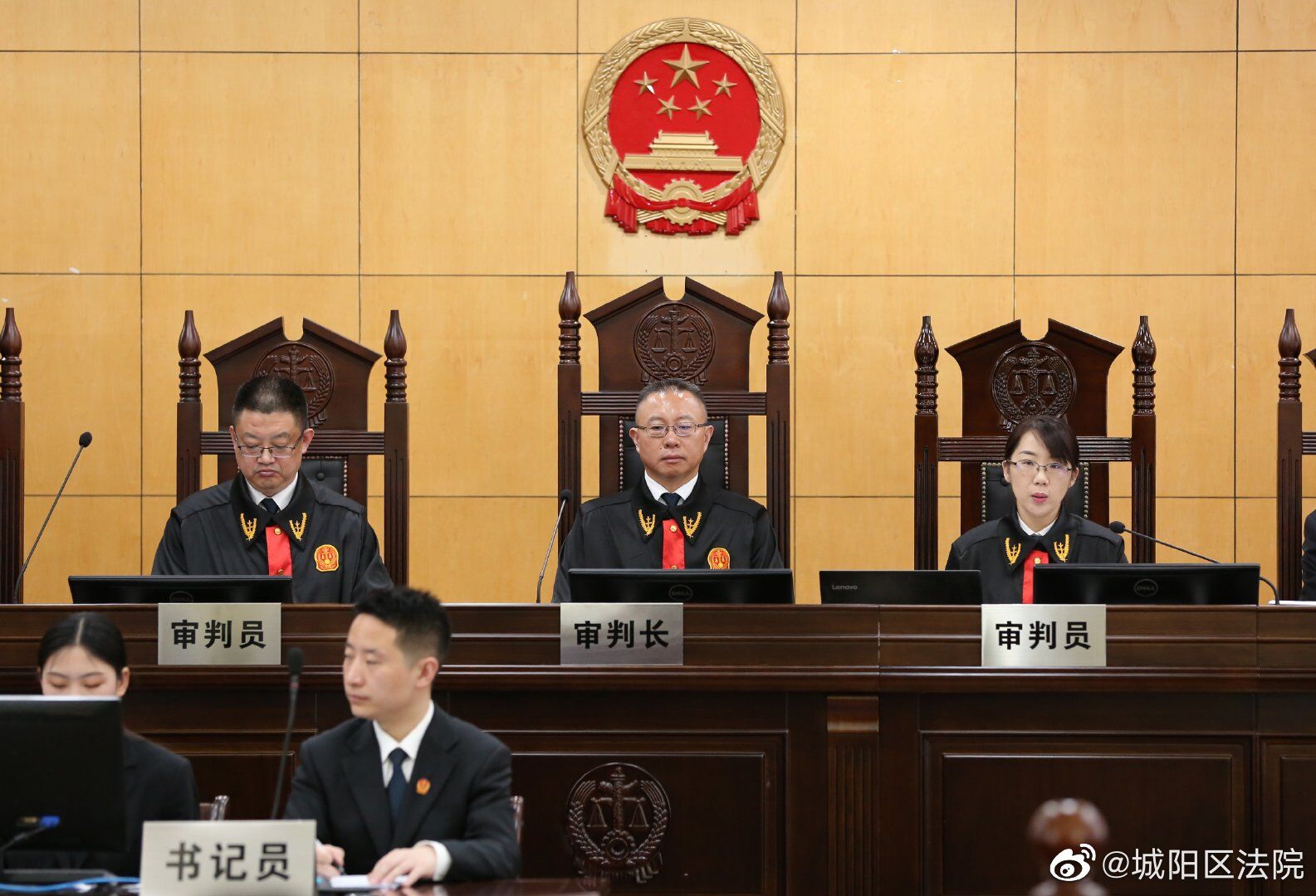 江歌母亲江秋莲与刘暖曦生命权纠纷一案在青岛开庭审理