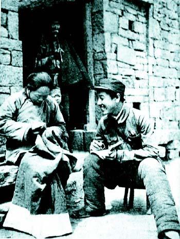 革命战争年代,沂蒙红嫂为战士们做军鞋、补军衣并照料伤员