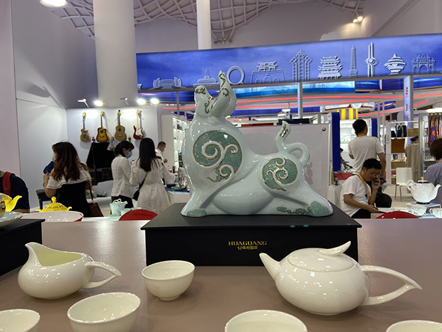 首届消博会上，淄博华光国瓷科技文化有限公司展出精美的陶瓷产品。（□陈晓婉 报道）