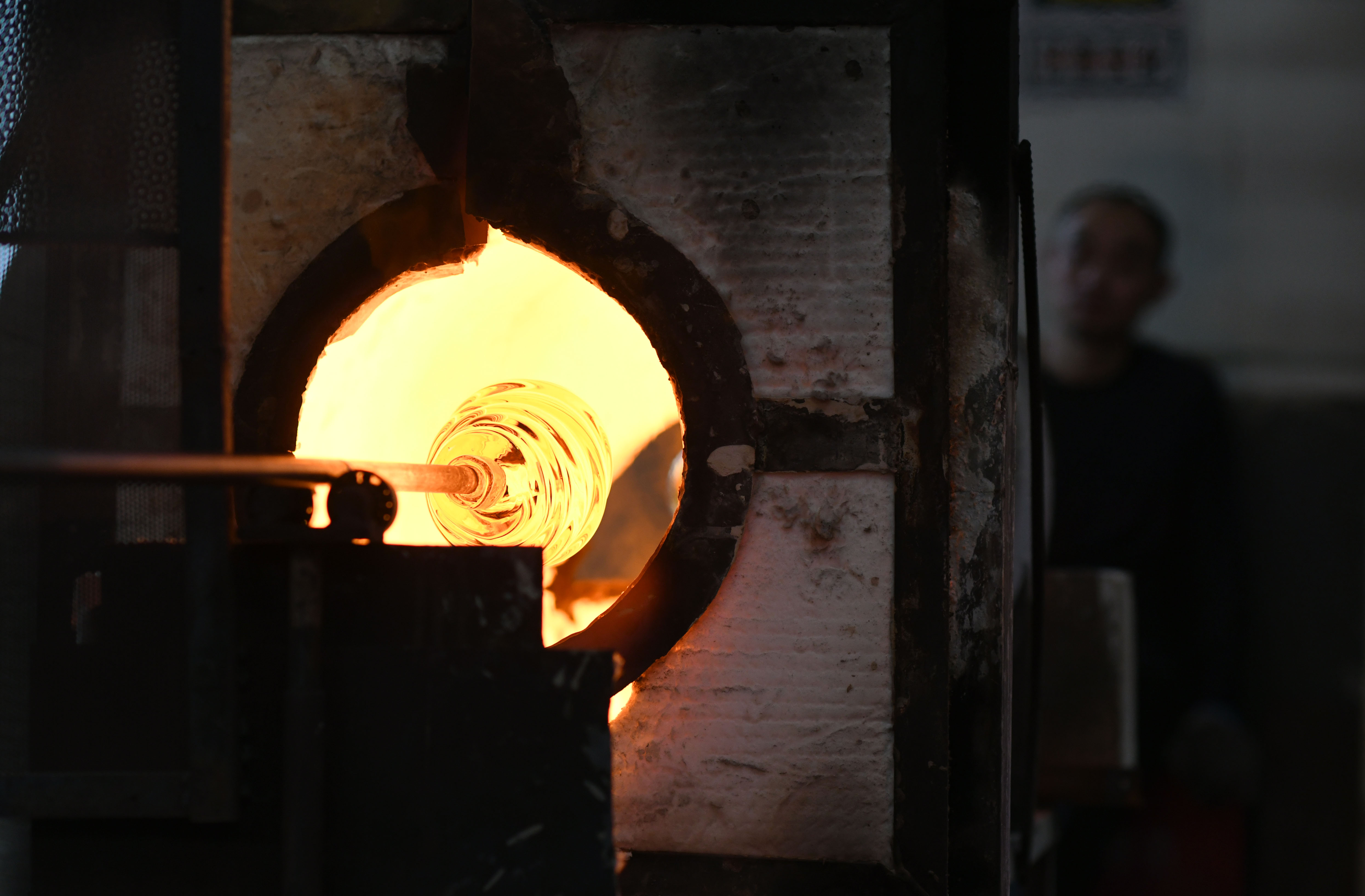 匠人在颜神古镇的西冶工坊烧制琉璃。（新华社发）