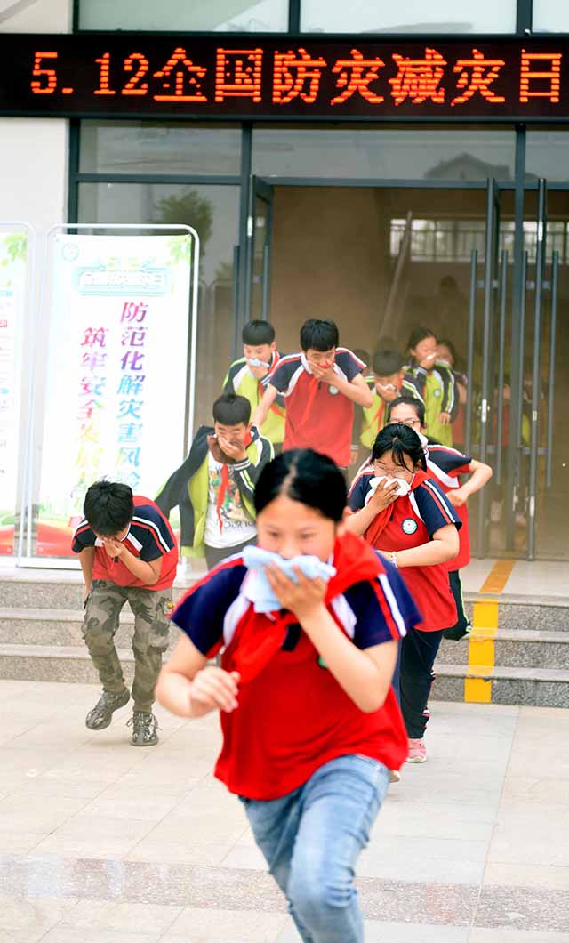 5月12日，郯城县马头镇中心小学学生参加地震避灾应急演练。（房德华 夏广明摄）