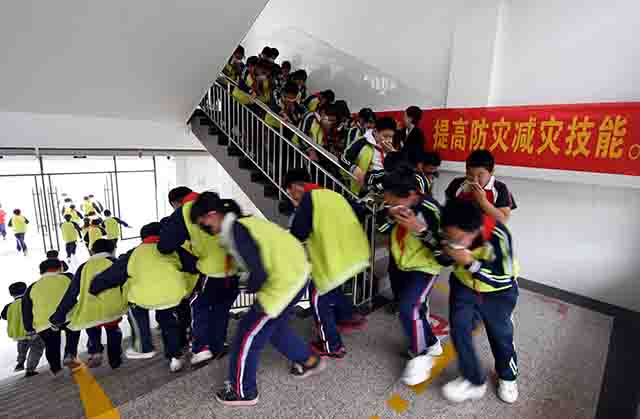 5月12日，郯城县马头镇中心小学学生参加地震避灾疏散演练。（房德华 夏广明摄）