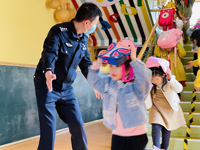 5月12日下午，烟台高新公安分局联合童心学府幼儿园组织防灾减灾演练。