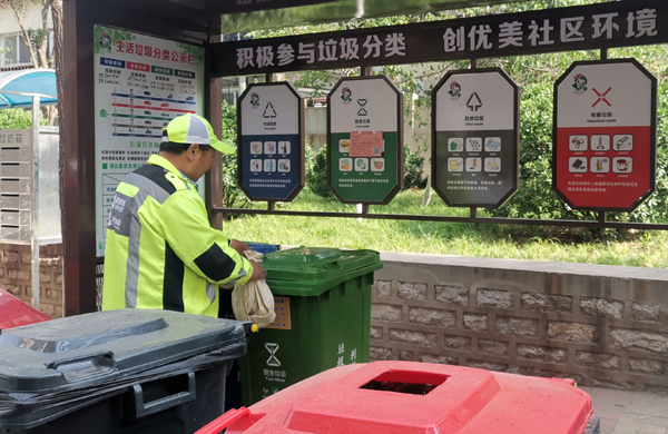 5月10日，玉函南区社区垃圾分类督导员正在仔细擦拭分类垃圾桶。