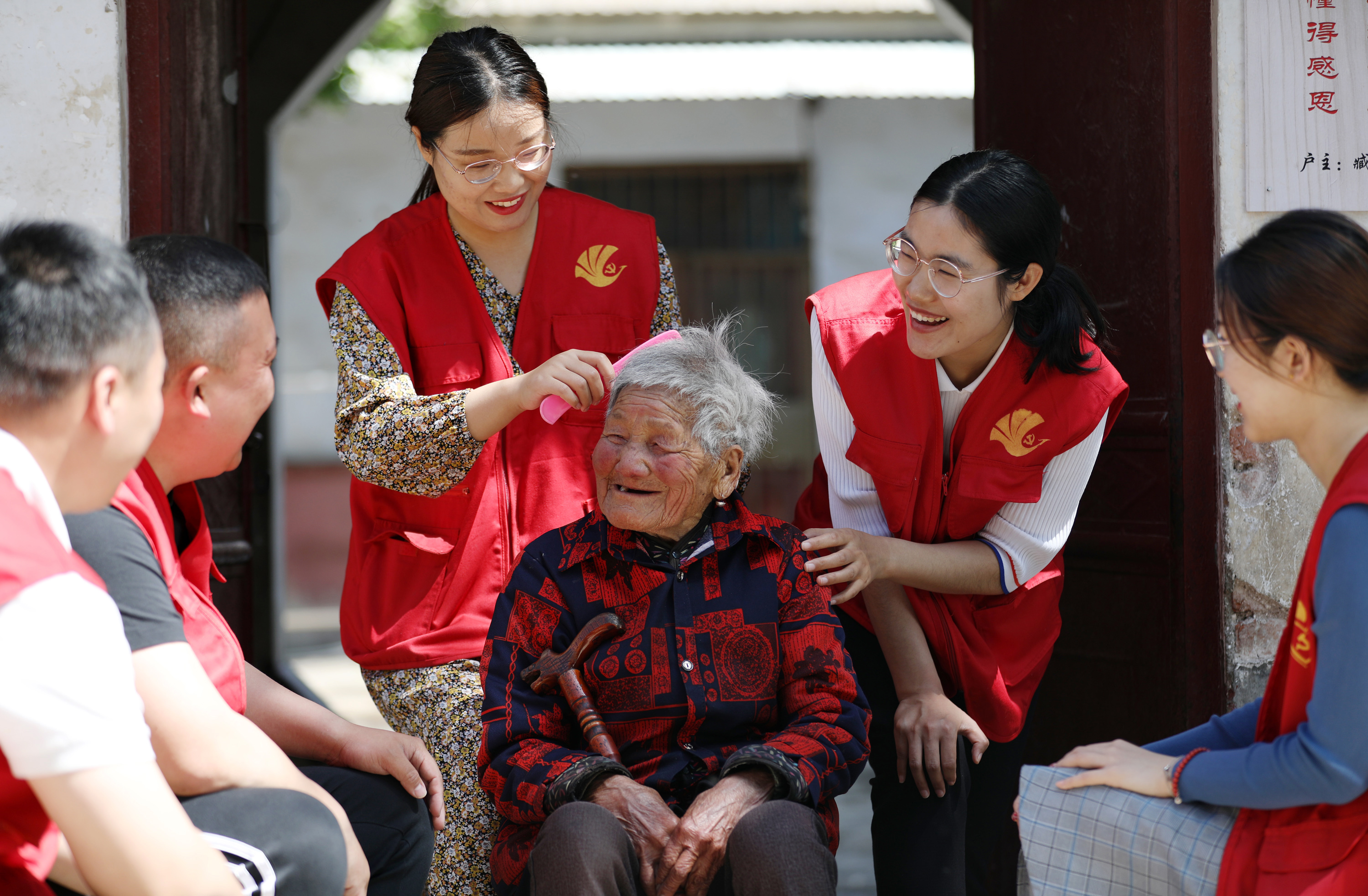 5月17日，郯城街道90后机关党员志愿者为李秀英老人梳理头发，一起拉家常。（张春雷摄）