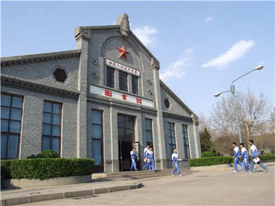 建于1957年的原德州建华铁工厂职工食堂，现为技工学校的图书馆