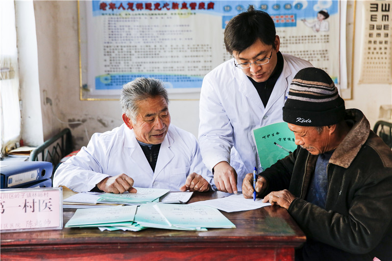 淄博市淄川区林峪村第一村医陈起帅为贫困群众看病。