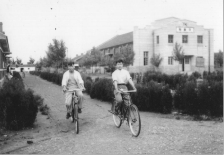1956年6月，齐乃义（右）与同事在南定的山东省工业厅干部训练班校园内