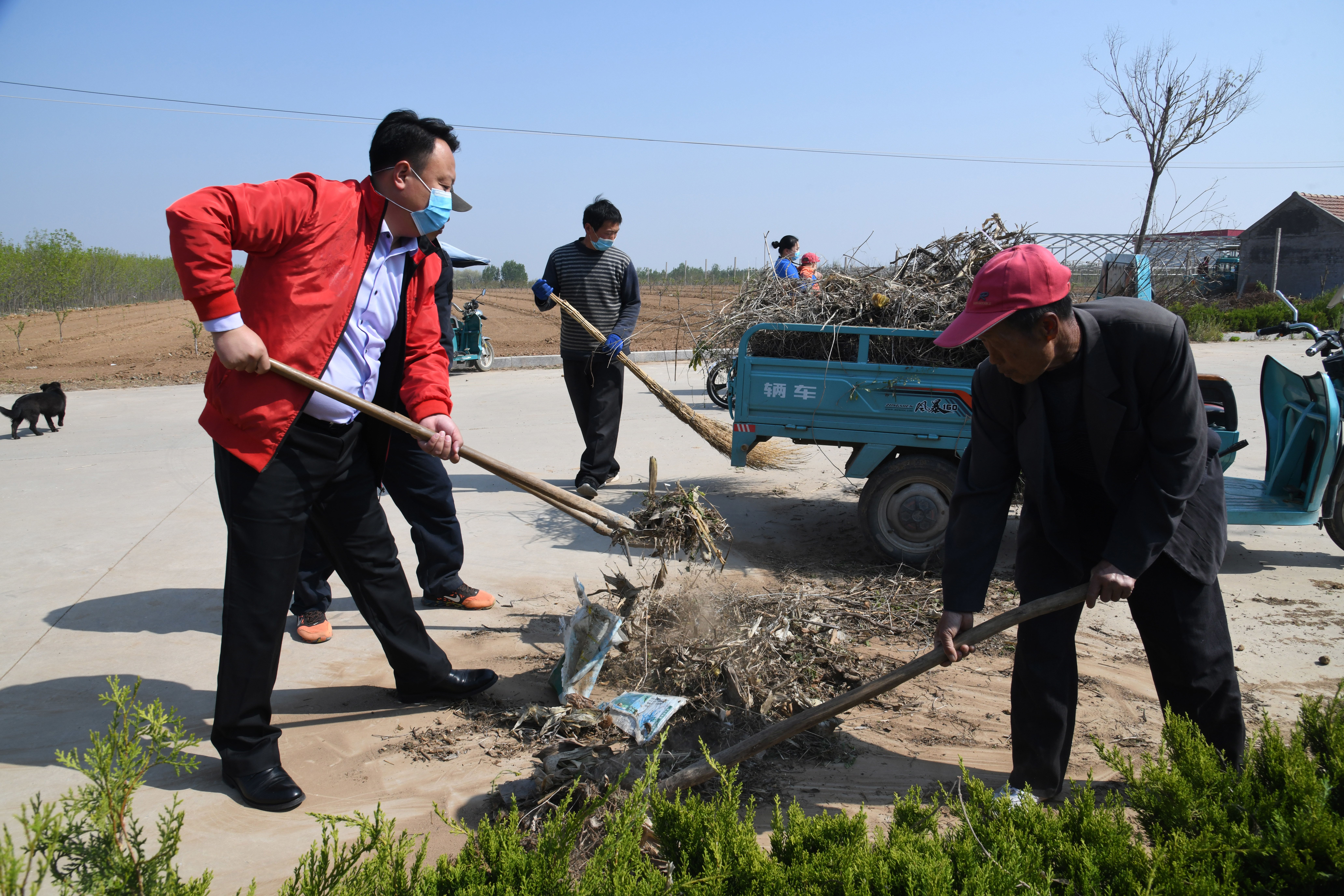 莱西市古城里新村干部带领村民开展“村庄清洁行动”。（新华社记者 李紫恒 摄）