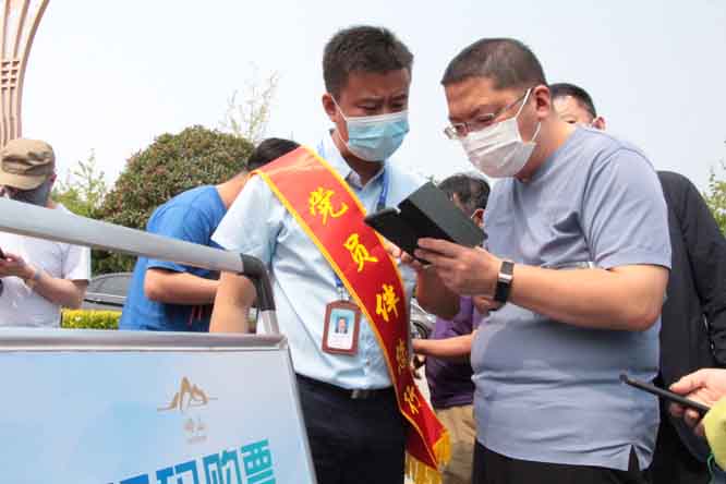 崂山游客服务中心工作人员协助游客购票