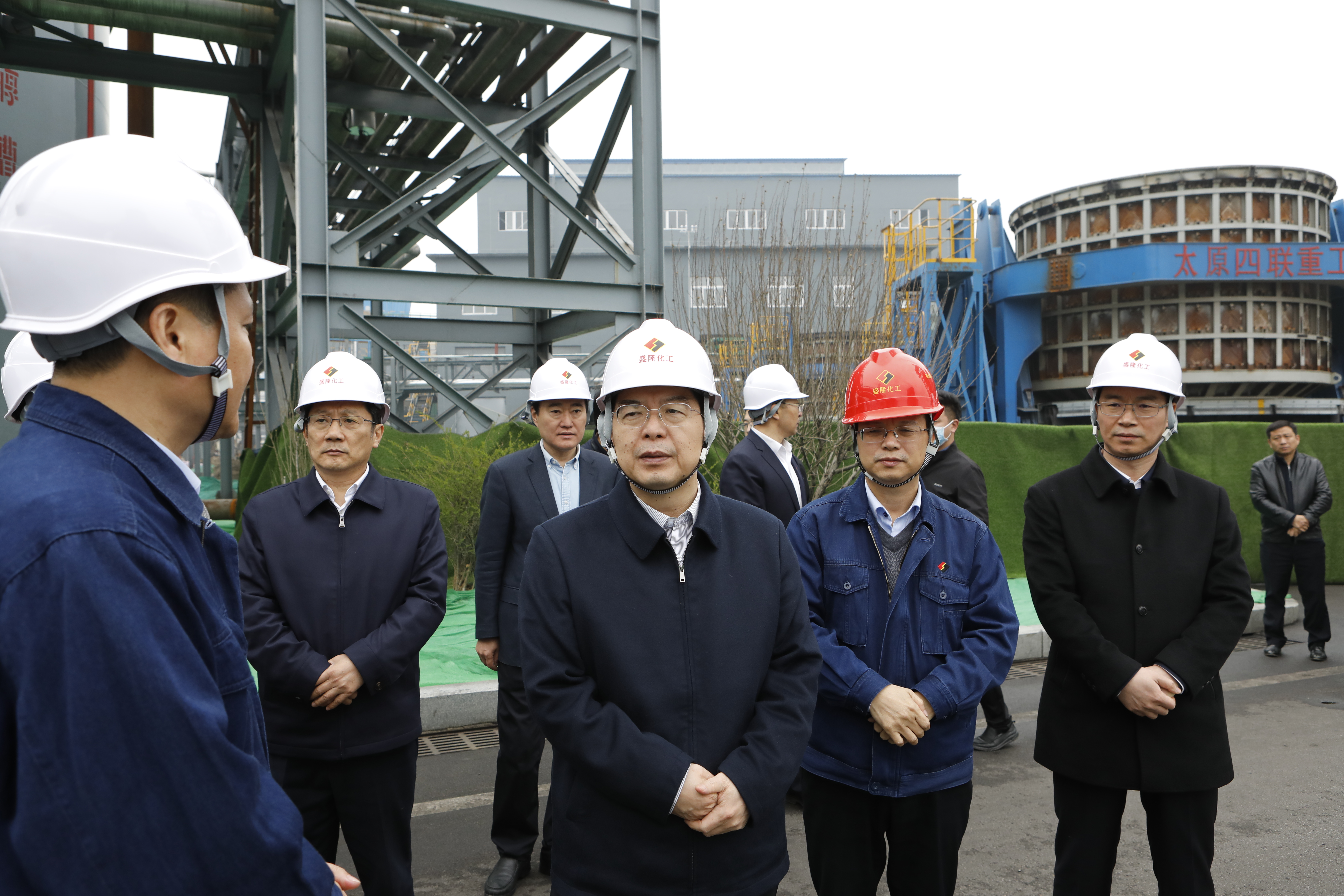 枣庄市委书记陈平（前排左二）调研项目建设