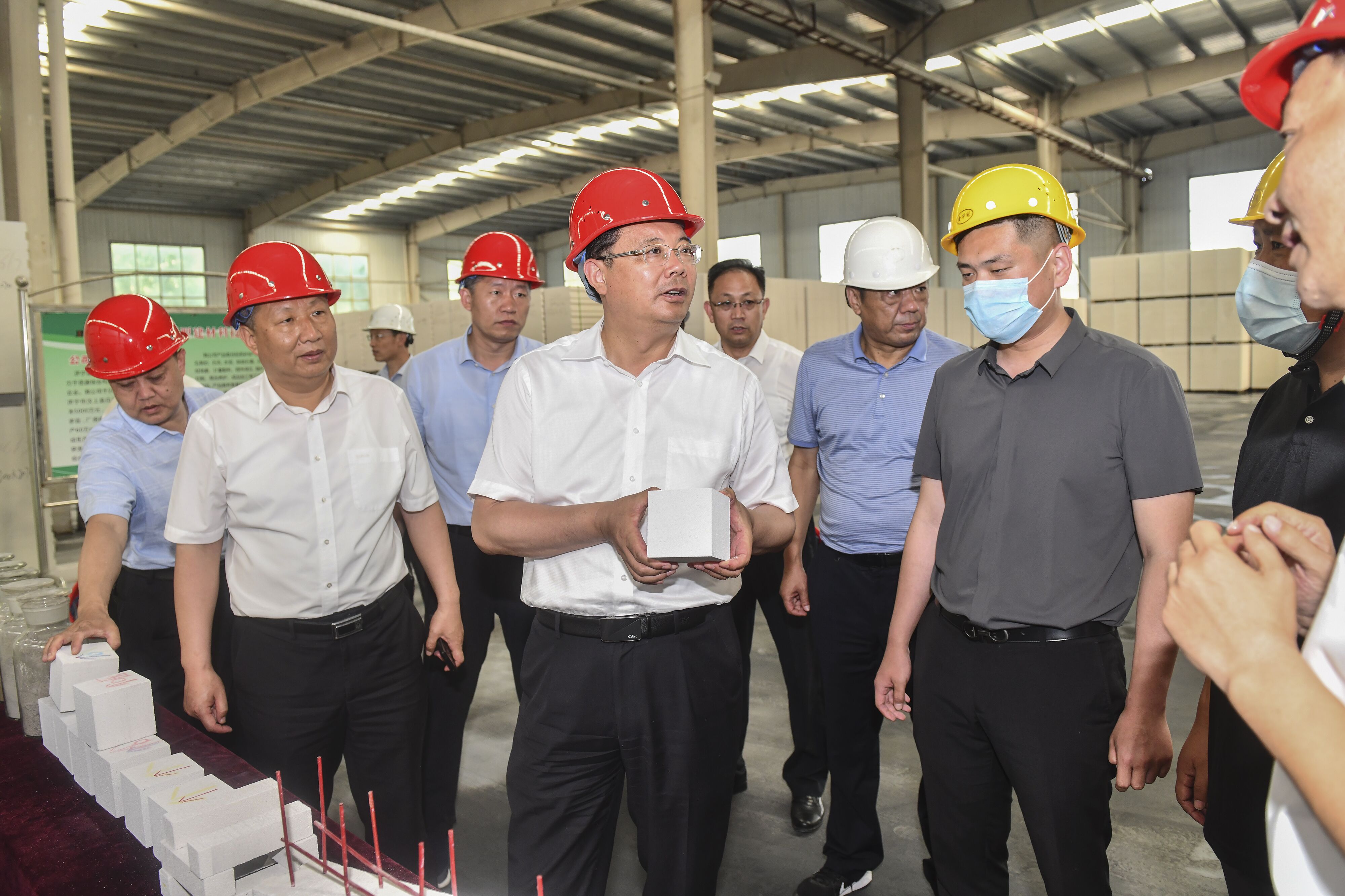 6月29日，济宁市委书记、市人大常委会主任林红玉在汶上县金筑新型建材公司实地调研。