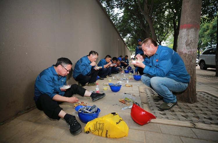 国网山东电力赴豫抢险人员在工作间隙吃晚餐