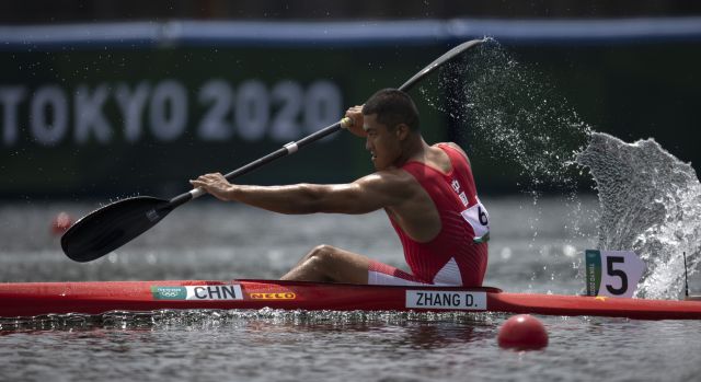 8月2日，中国选手张冬在男子1000米单人皮艇预赛中。新华社记者 费茂华 摄